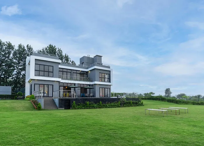 Casa Boho: Chic Retreat with Farm Views and Pool Villa Nashik